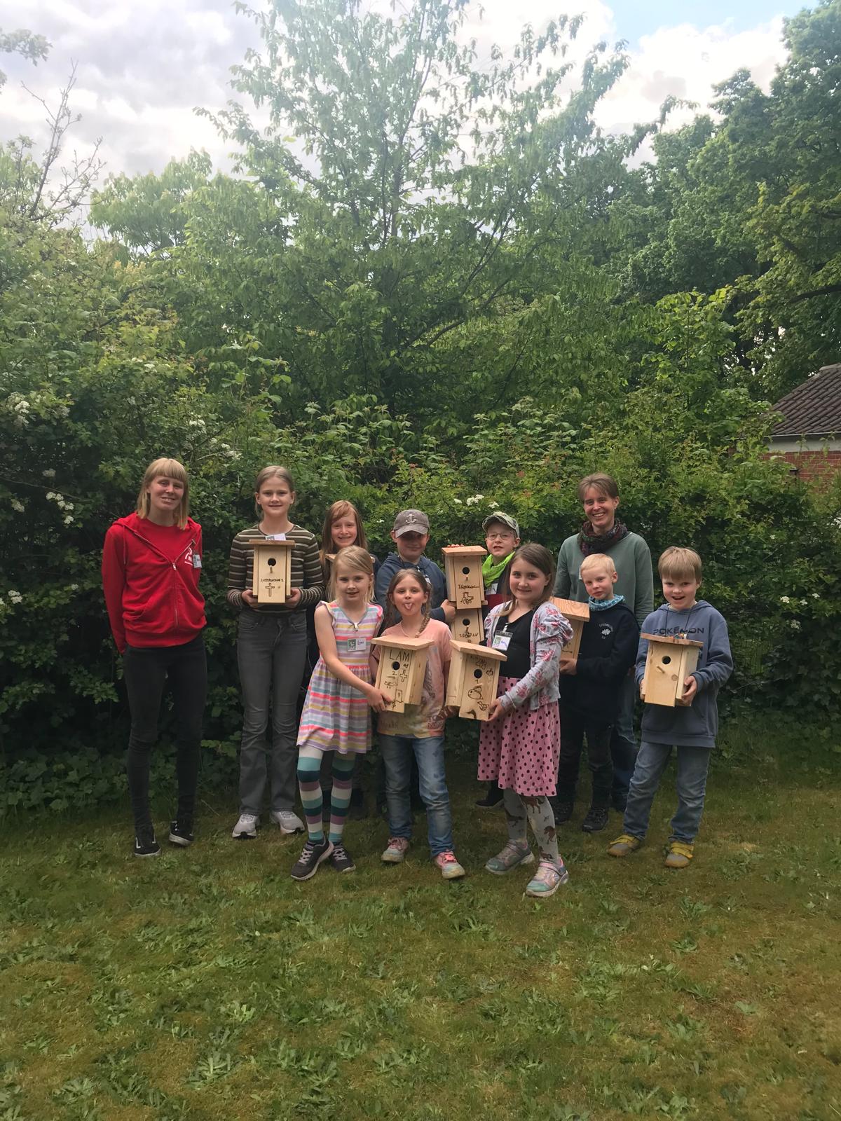 Nistkästen mit den Kindern der Paulus-Kirchengemeinde bauen (April 2025) ©NAJU/Bogena