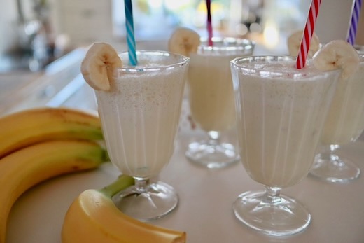 Ariellas Kinderbackstube, Ariella, Kinder, Kinder backen, kinderleicht backen, Backen mit Kindern, Milchshake, Bananenmilchshake, Bananen-Milchshake, Milchshake mit Bananen, Rezept für Kindergeburtstag, Idee für Kindergeburtstag, Kindergeburtstag,