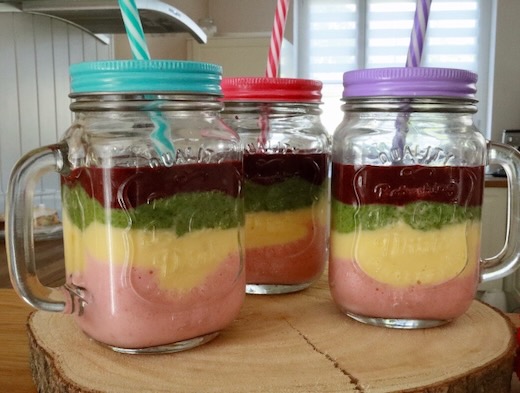 Ariellas Kinderbackstube, Ariella, Kinder, Kinder backen, kinderleicht backen, Backen mit Kindern, Regenbogensmoothie, Smoothie, Smoothie für Kindergeburtstag, dieser Smoothie schmeckt Kindern, Smoothie für Kinder, gesunder Smoothie, leckerer Smoothie, 