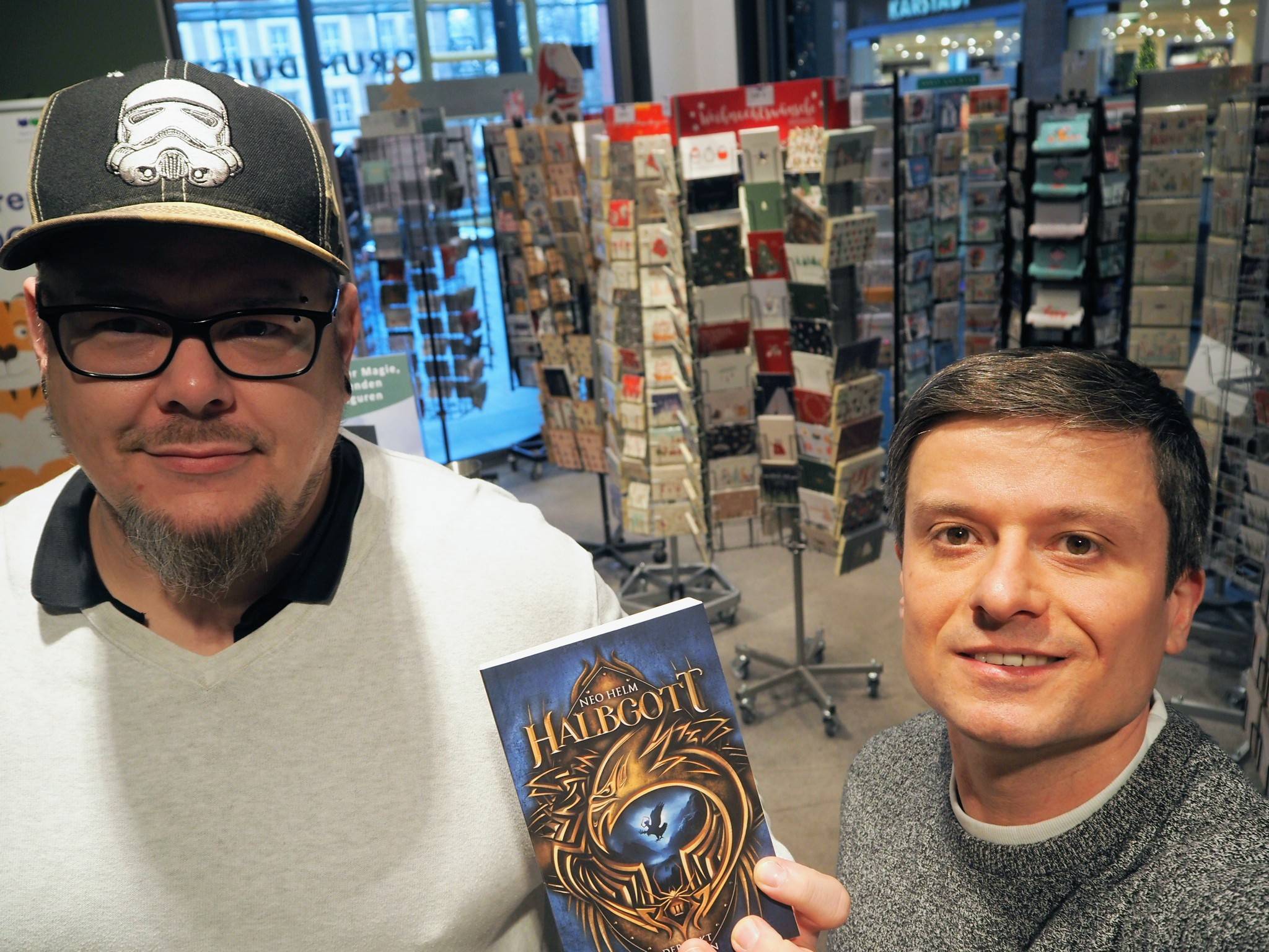 Neo Helm begegnet zu zweiten Mal dem Leser Stefan aus Krefeld, der Halbgott 1 gelesen hat und sich einen signierten zweiten Band sichert.