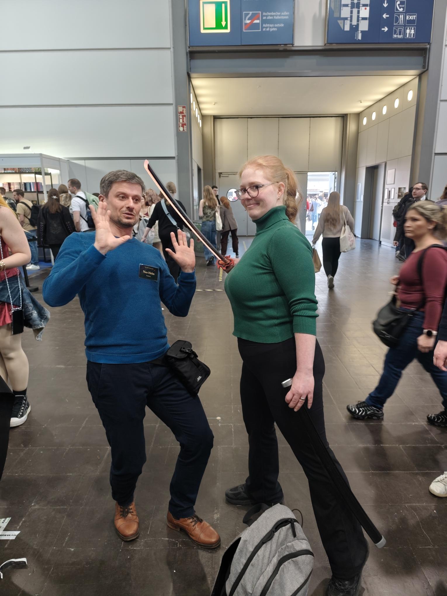 Autor Neo Helm mit Cosplayerin.