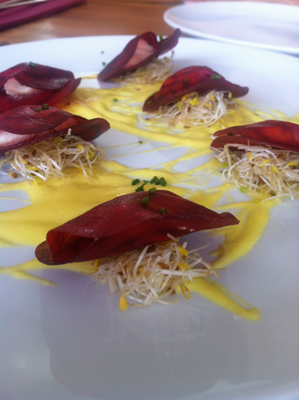 Raviolis de remolacha con salsa de pimiento amarillo