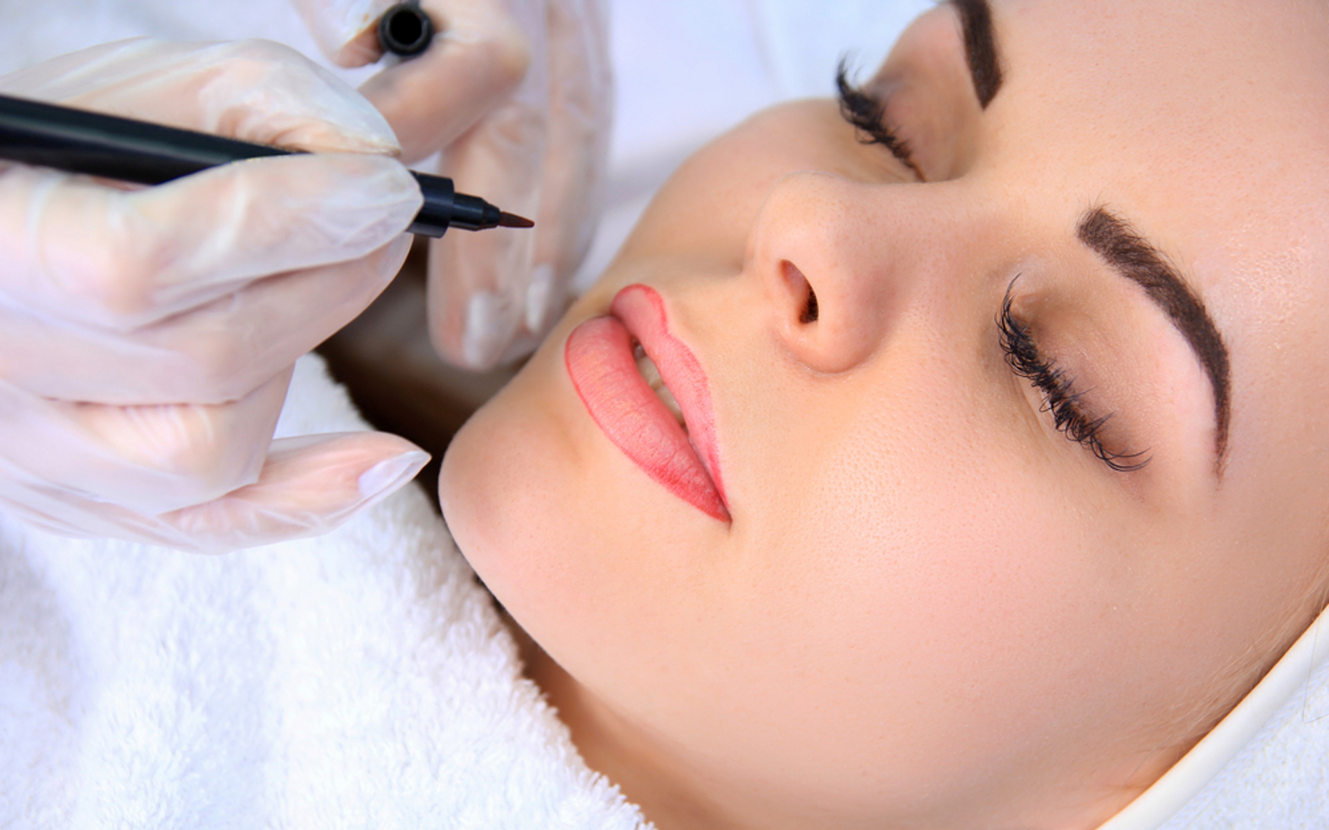 Lippenpermanent mit Aquarelltechnik oder Schattierungstechnik.