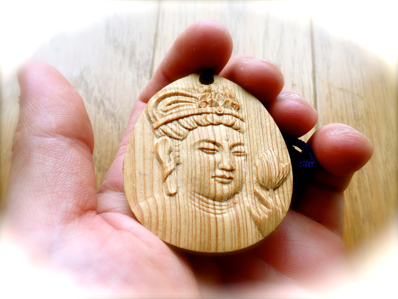 透かし彫りの悠々たる弥勒仏、家の机の上に贈り物の箱 透かし彫りの悠々たる弥勒仏、家の机の上に贈り物の箱