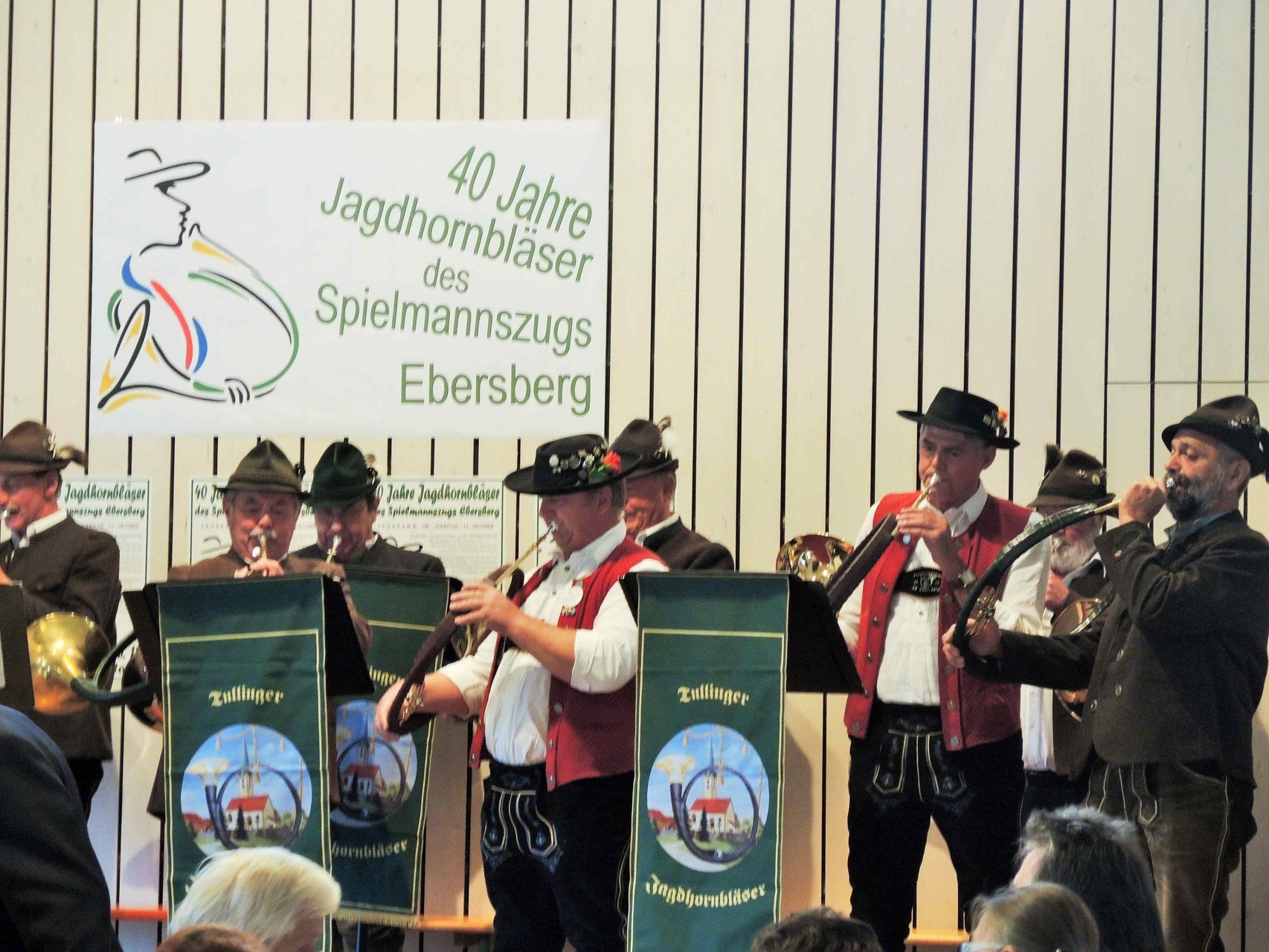 Musik kennt keine Grenzen - gemeinsam ließen am Nachmittag die Tullinger Jagdhornbläser und die Jagdhornbläser des Spielmannszugs die Hörner schallen