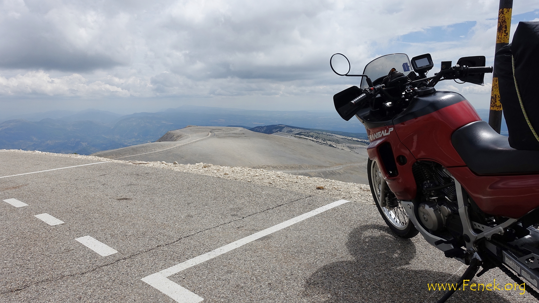 meine Transalp geniesst die Aussicht ;-)