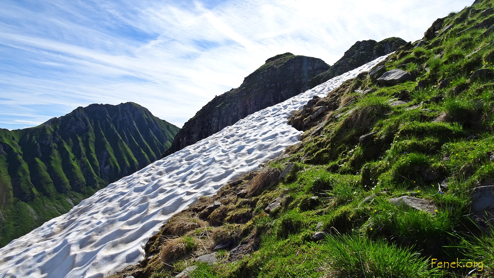 Schneefeld ausserhalb des Weges
