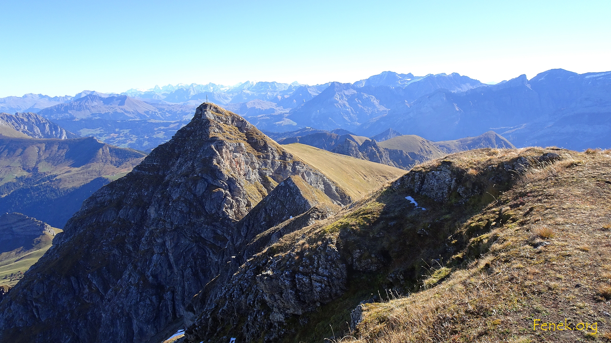 Gipfelaussicht zu La Pare - am Horizont Berner Berge