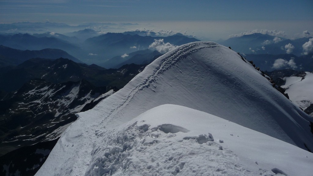 Gipfelgrat und Blick nach Süden (Tessin)