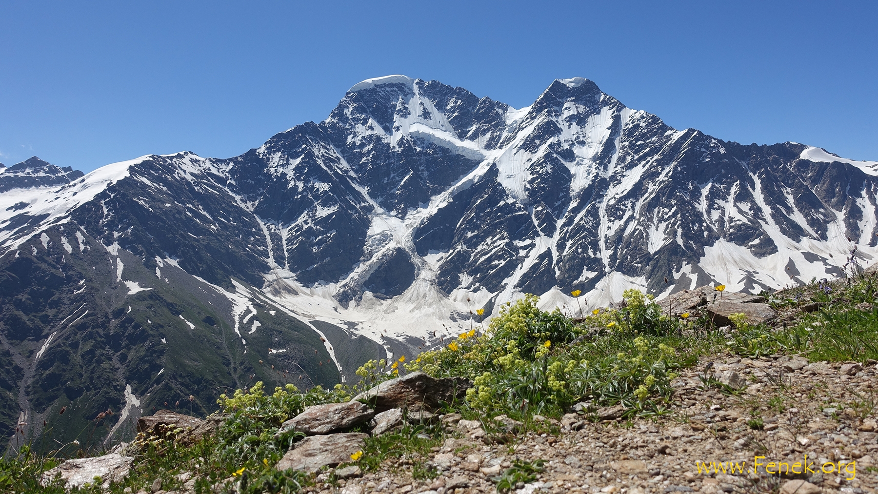 zwei Viertausender über dem Tal. Links Donguzorun, 4'454m, rechts Nakratau, 4'269m