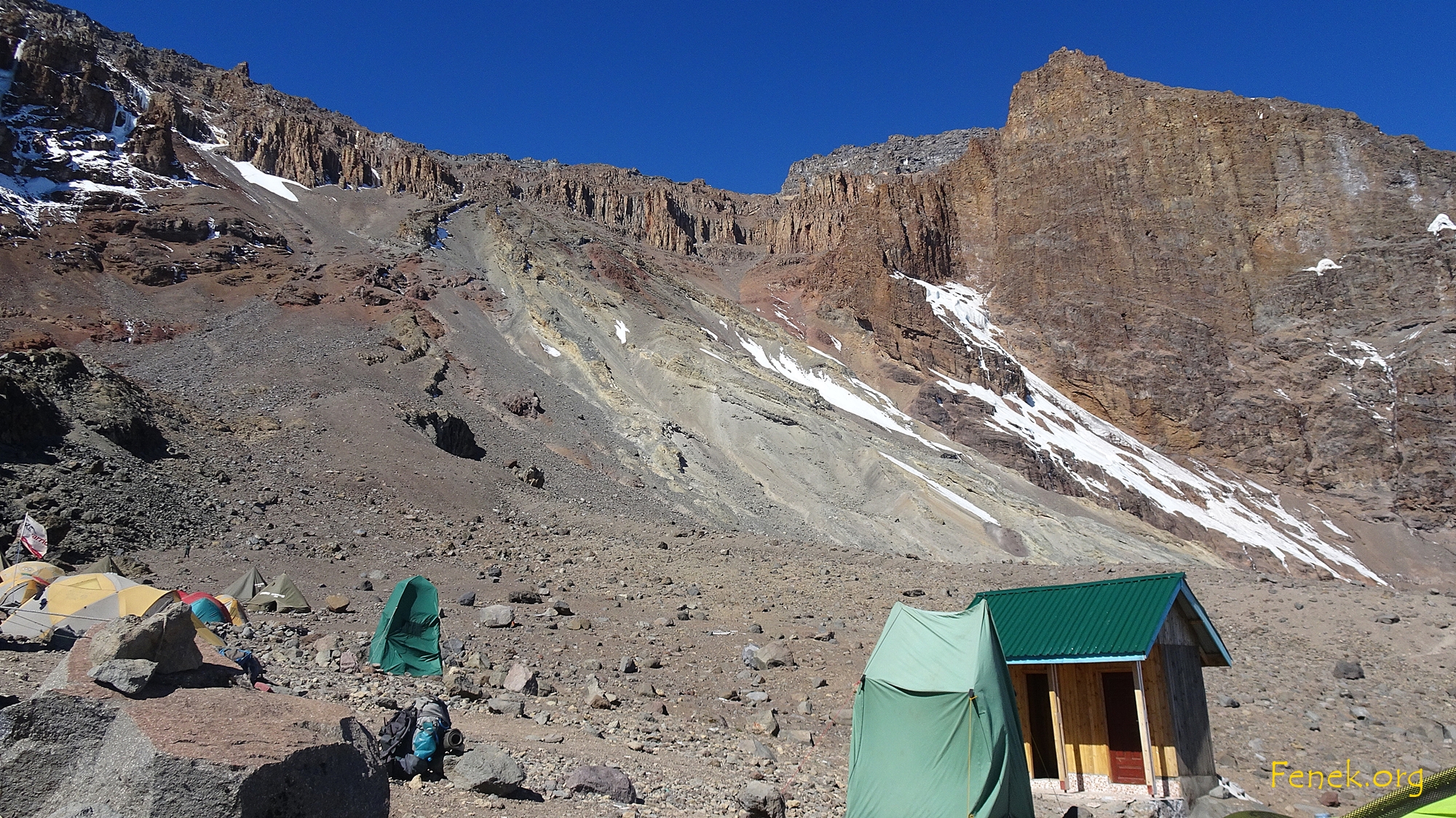 Arrow Glacier Camp auf 4'900m - im Hintergrund Western Breach Wall
