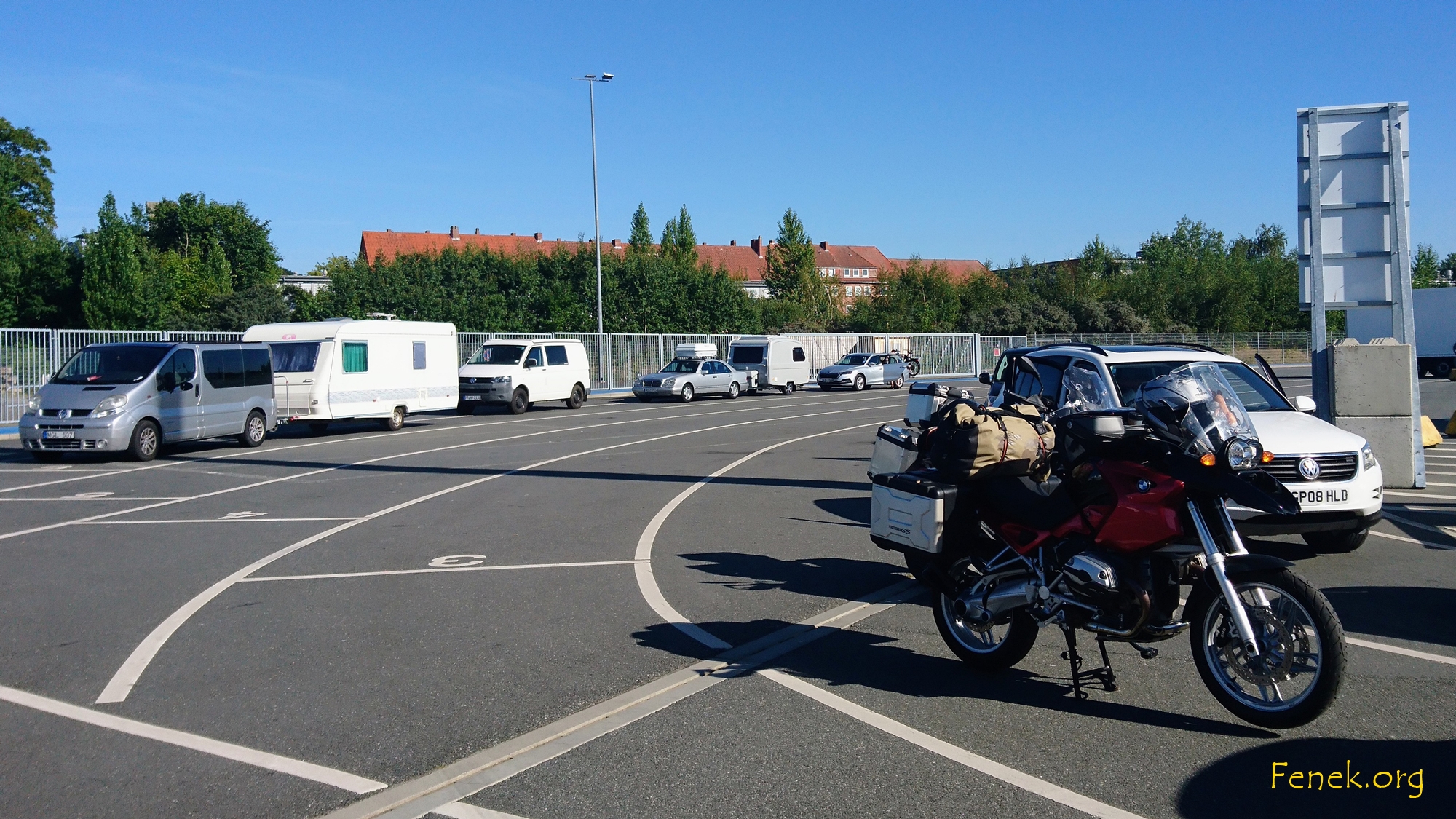warten auf die Fähre in Kiel