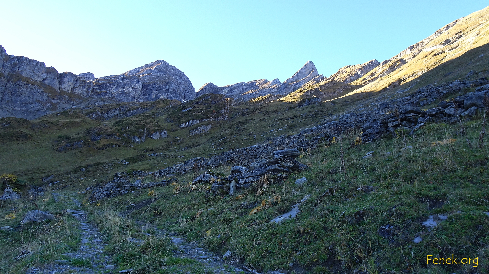 bei der Alp l'Audalle die Arena vor mir - links La Pare - ganz rechts l'Aiguille und in der Mitte uncheinbar Le Tarent