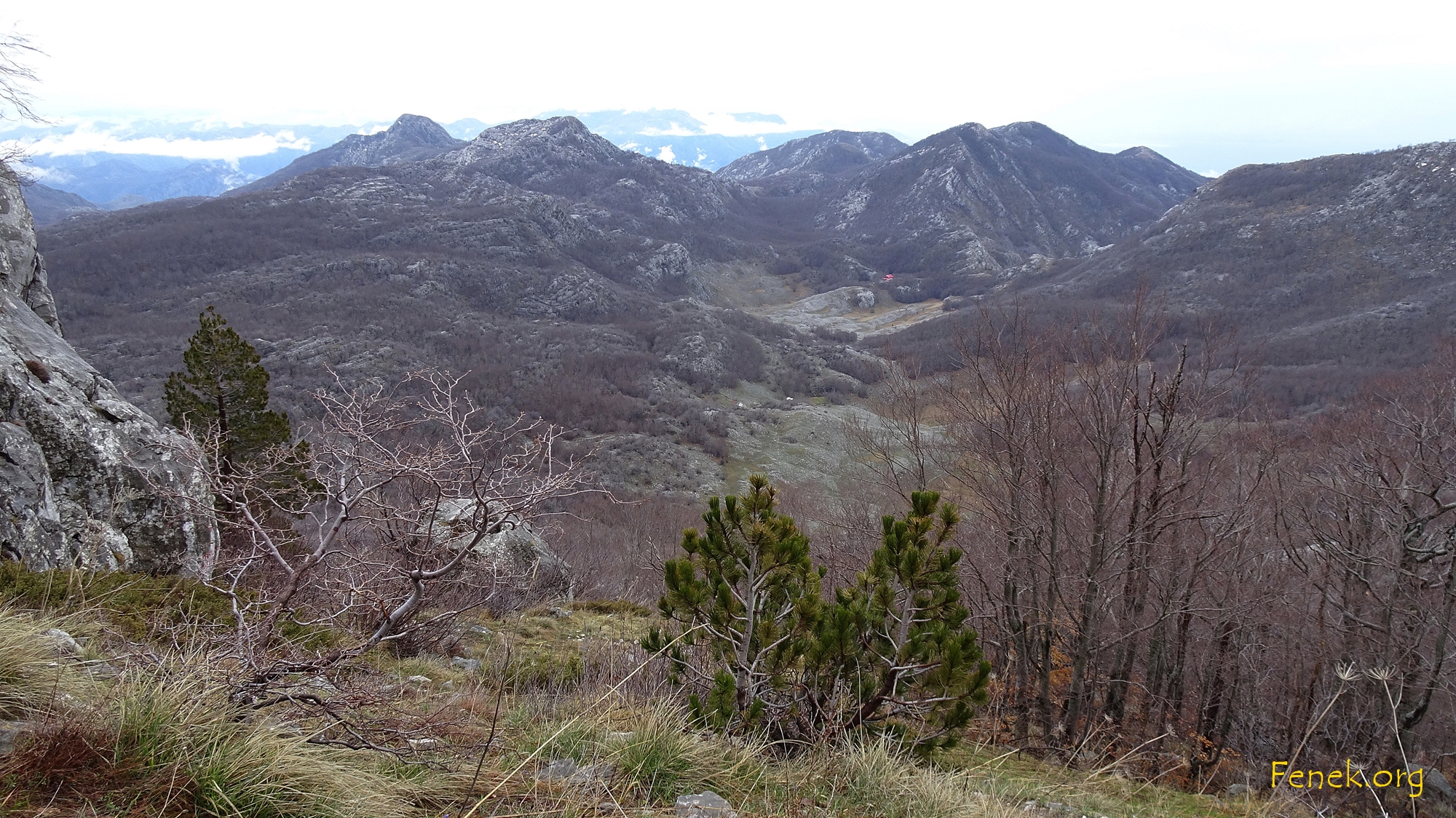 ein Blick zurück - gut sichtbar das rote Dach der Hütte