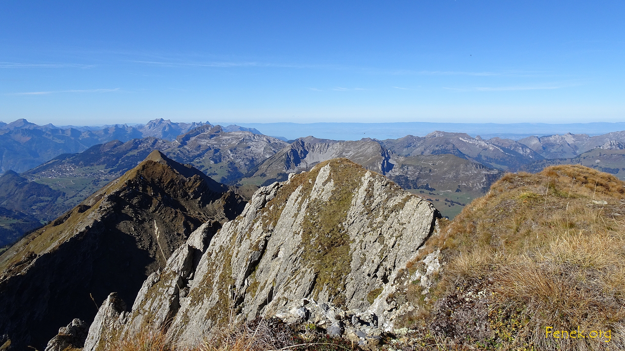 Gipfelaussicht ins Rhonetal, der Genfersee ist schwach erkennbar