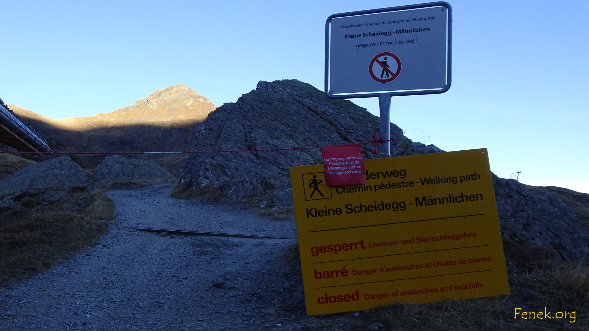 wir bleiben nicht lange auf dem verbotenen Weg
