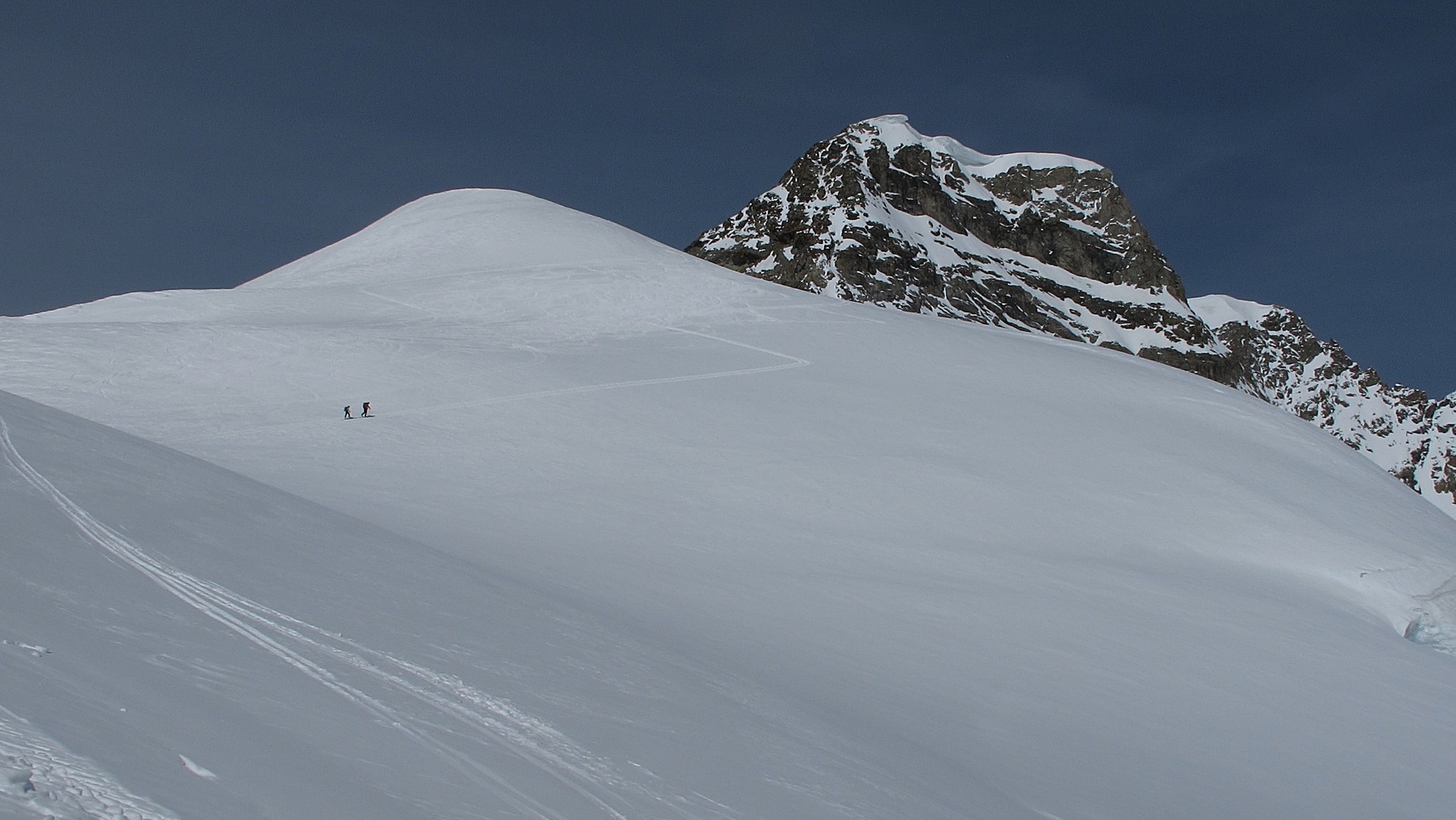 der Schneegipfel Louwihorn vor uns