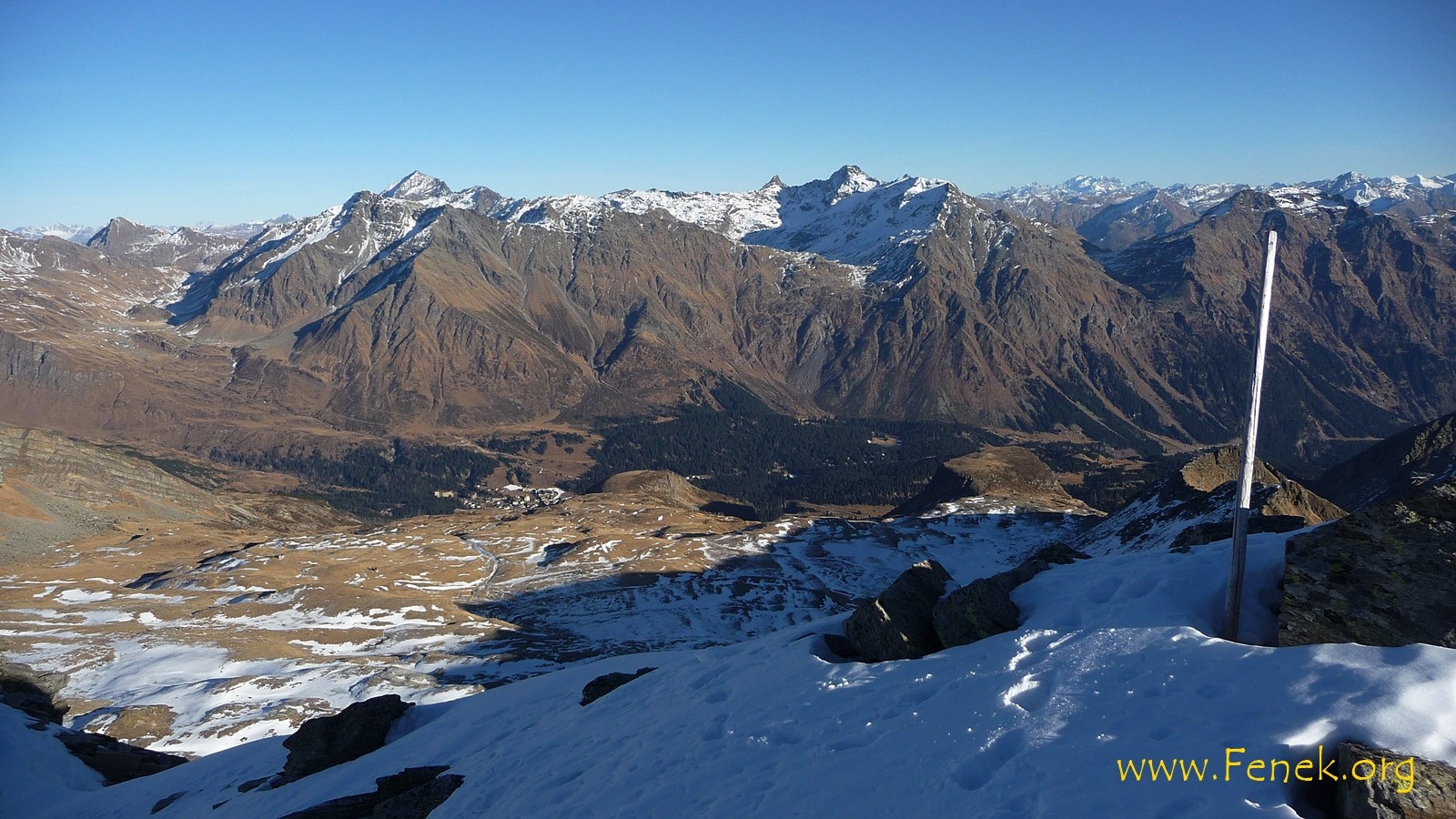 Blick in die Ebene Alp de Confin wo ich aufgestiegen bin. Tief unten San Bernardino