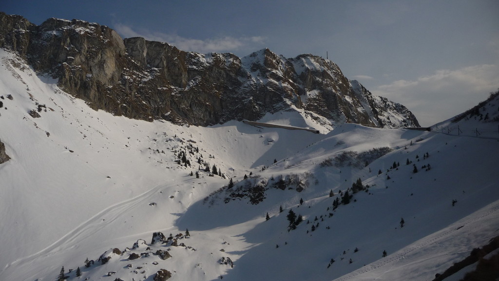 nordseitig liegt noch viel Schnee!