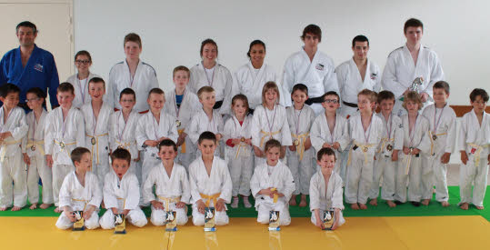 Les jeunes judokas du club de Roz-Avel, en compagnie de David Bizouarn, professeur.