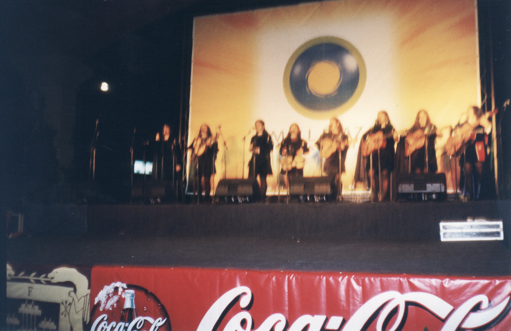 Sitas en el escenario del encuentro