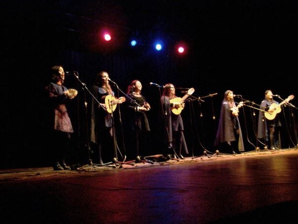 Sitas en el escenario del Encuentro