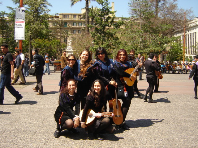 Sitas en la plaza de Armas de Santiago