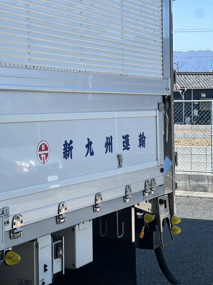今日はウイングで登場🚚
