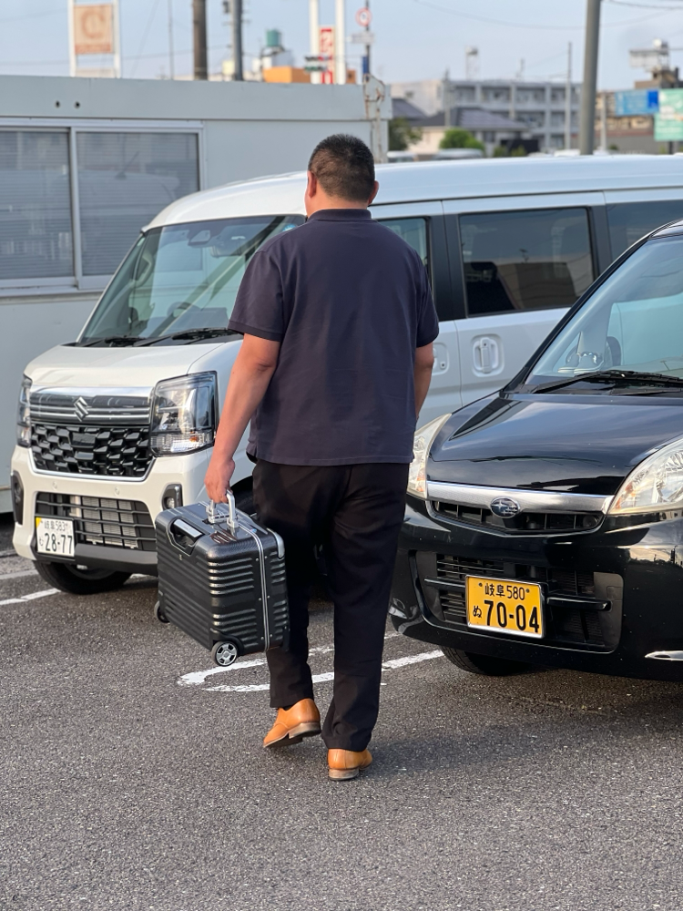 お互いデカい身体なのに、軽自動車😆
