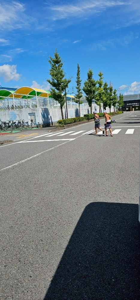 市民プールに向かう２人😆