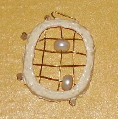 prison,pendant,pearl,gold-auric,plastic