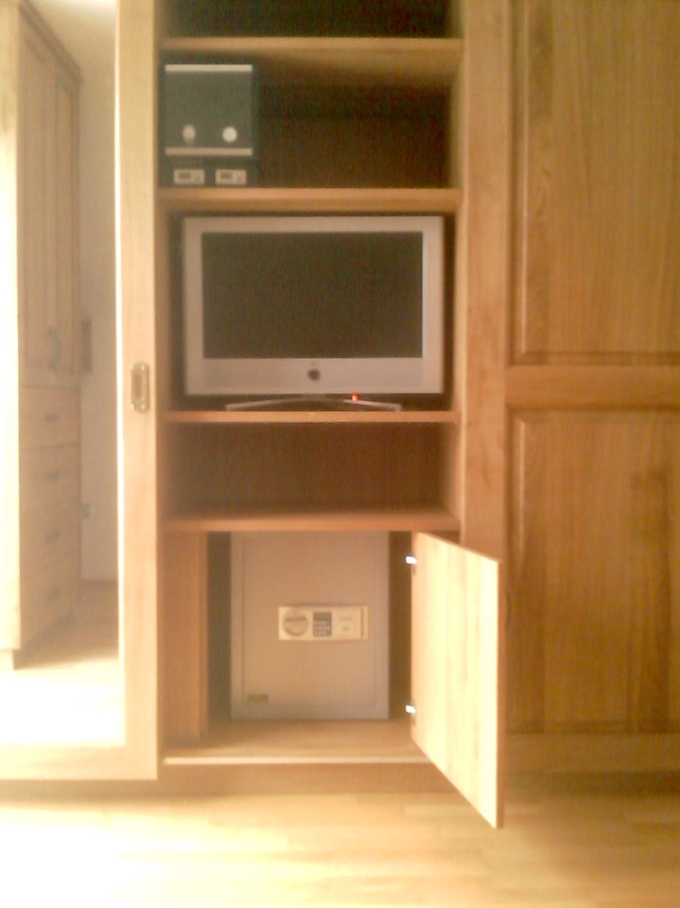 Einbauschrank aus Massivholz - DER-EINBAUSCHRANK.DE