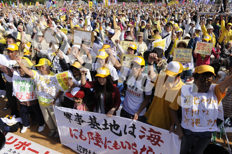 普天間基地の閉鎖と県外移設を求めて沖縄が立ち上がった。9万人の参加者で埋め尽くされた読谷村の会場（2010年）
