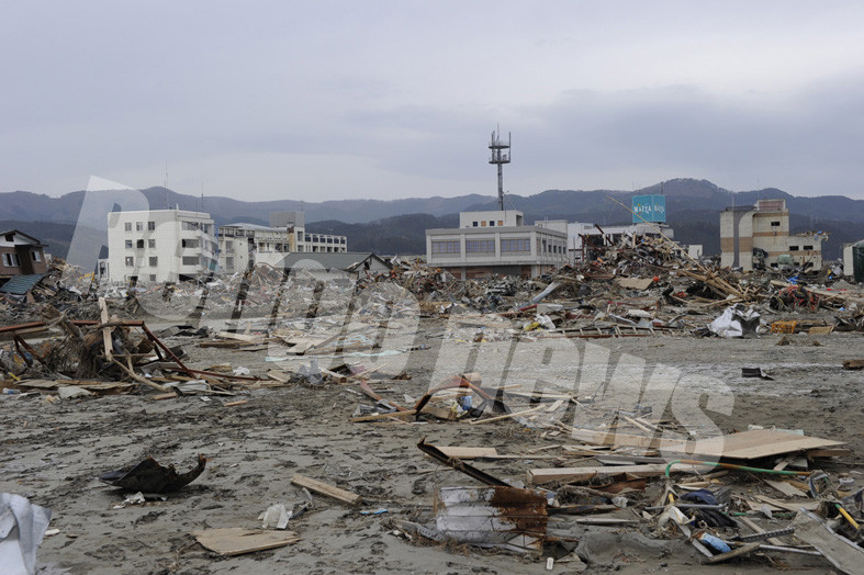東日本大震災。東北沿岸地域では津波などによる被害で死者・行方不明者が18000人以上に(2011年）