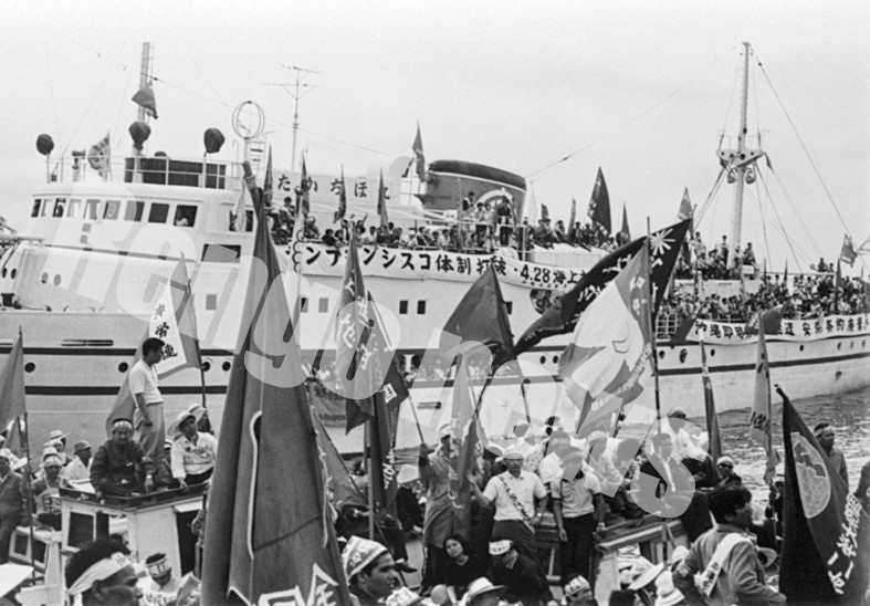 沖縄返還運動。鹿児島と沖縄の境界線である北緯27度線上での海上大会（1969年）