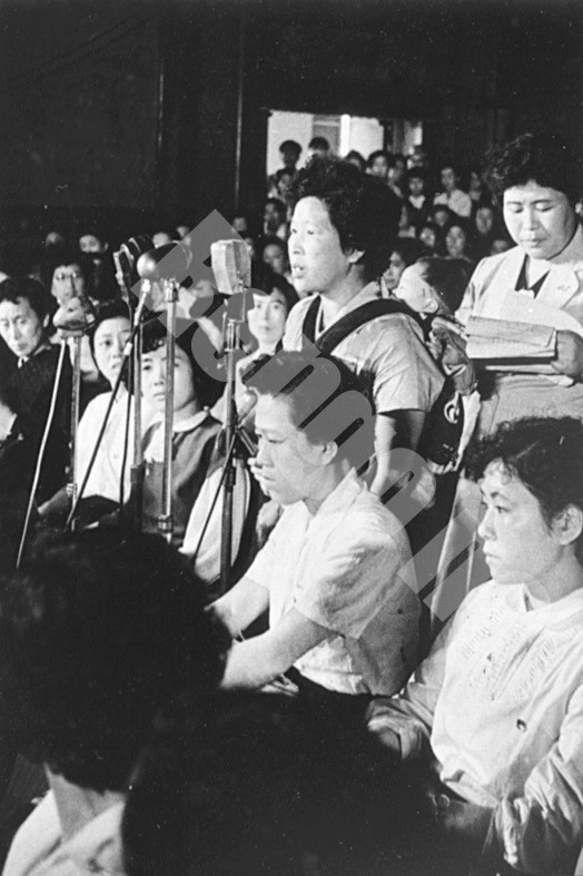 全国から母親たちが集まり家庭、職場など女性の生活を討議する母親大会が始まる（1955年）
