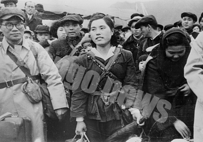 焦土と食糧難から日本の戦後は始まった。外地から引き揚げてきた家族ら（1947年）