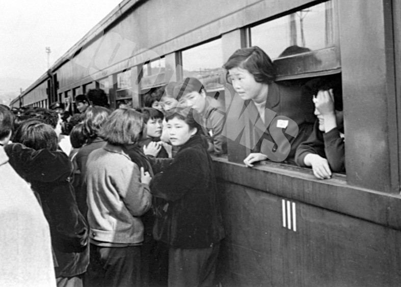 高度経済成長で求められた若い労働力。集団就職列車で上京する中卒者は「金のたまご」とも呼ばれた（1962年）