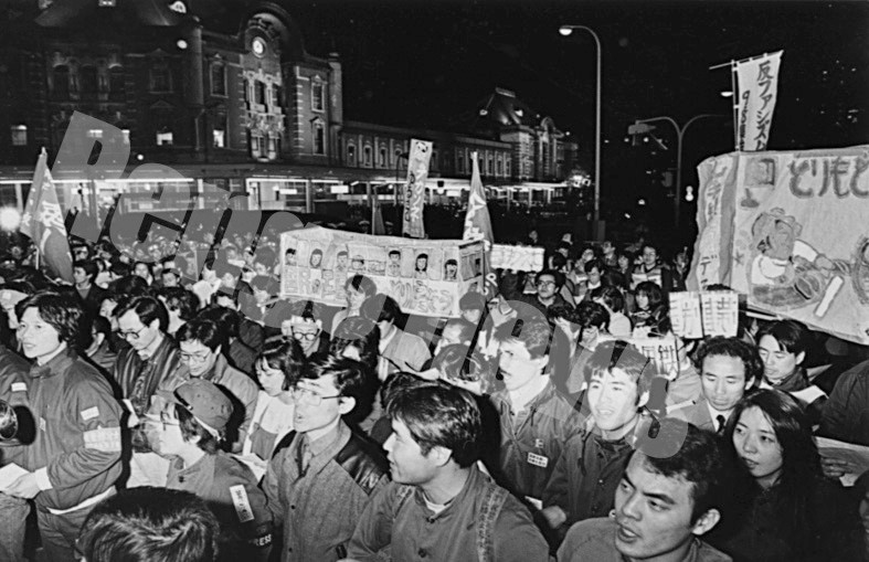 「国鉄改革」により分割・民営化される前夜、東京駅前で抗議する国労組合員と支援者ら（1987年）
