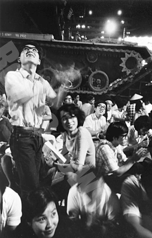 ベトナム反戦運動、米戦車の搬出を若者たちが座り込みで阻止（1972年・撮影　尾辻弥寿雄）