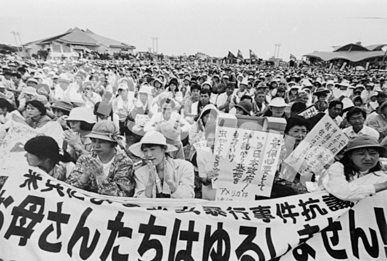 米兵による犯罪に苦しめられてきた沖縄。県民総決起集会で基地の撤去、地位協定の見直しを要求する（1995年）