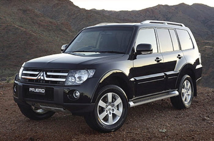 Mitsubishi Pajero nero versione 4 porte allungata, acquistare copriruota Mitsubishi Pajero economici in Italia