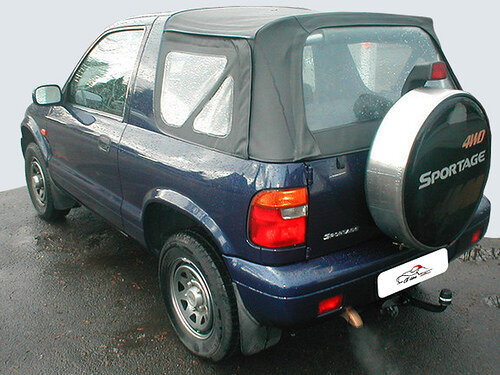 La Kia Sportage del 1998, un'auto elegante con cappotta che combina comfort e stile per le gite nel weekend.