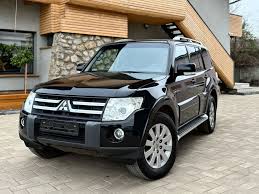 Pajero del 2006, 3 porte, colore nero, con nuova calandra anteriore e splendidi cerchi in lega