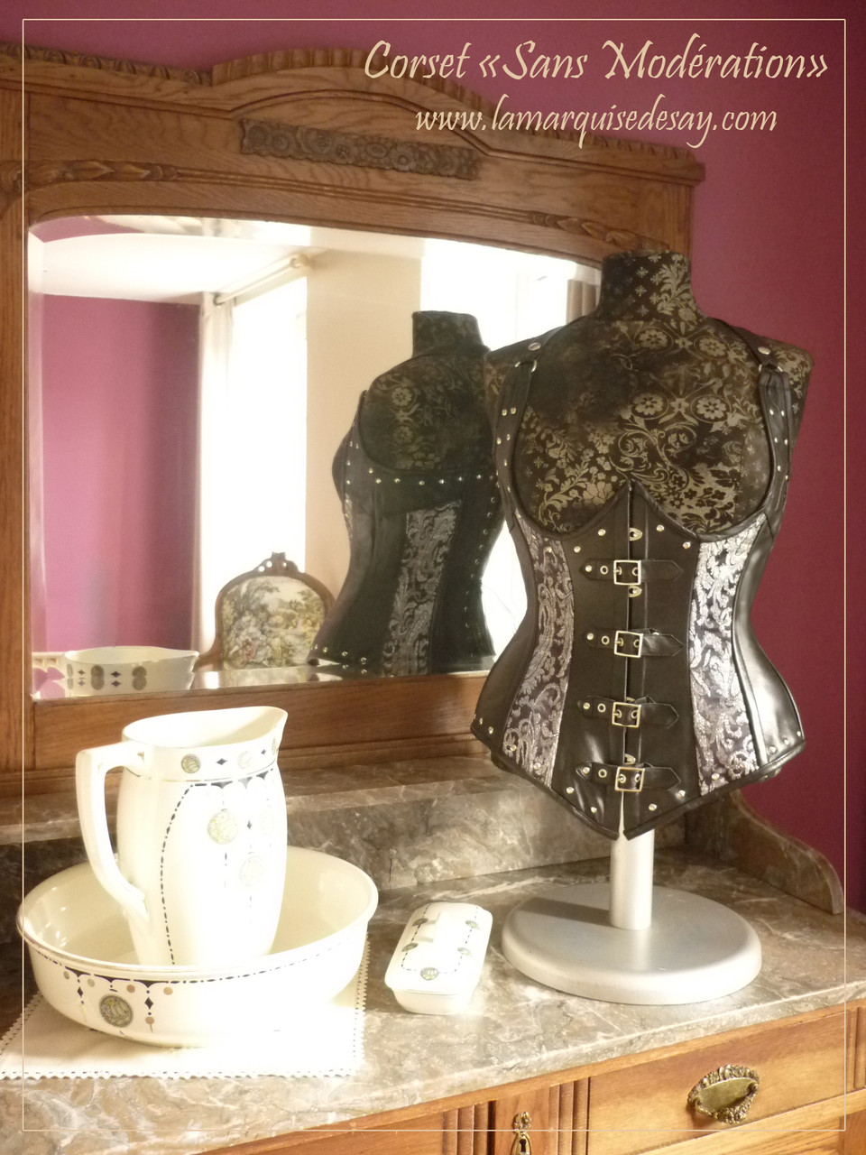 Corset sur-meusre SANS MODERATION - Cuir & brocard, avec rivets et ceintures.