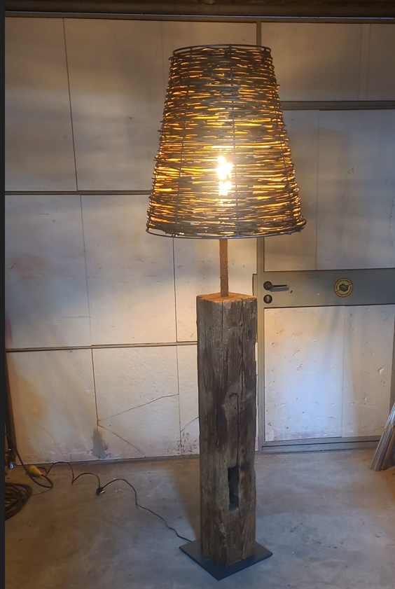 Neue Balkenlampe aus massivem Holzbalken & handgefertigtem Weidenlampenschirm