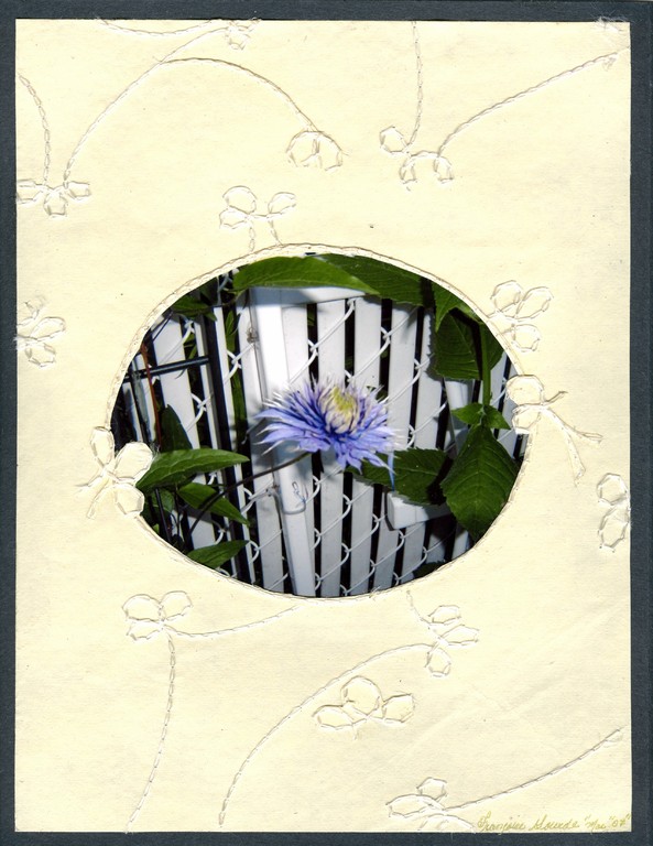 Page fabriquée en srcapbooking avec une photo d'un jardin.