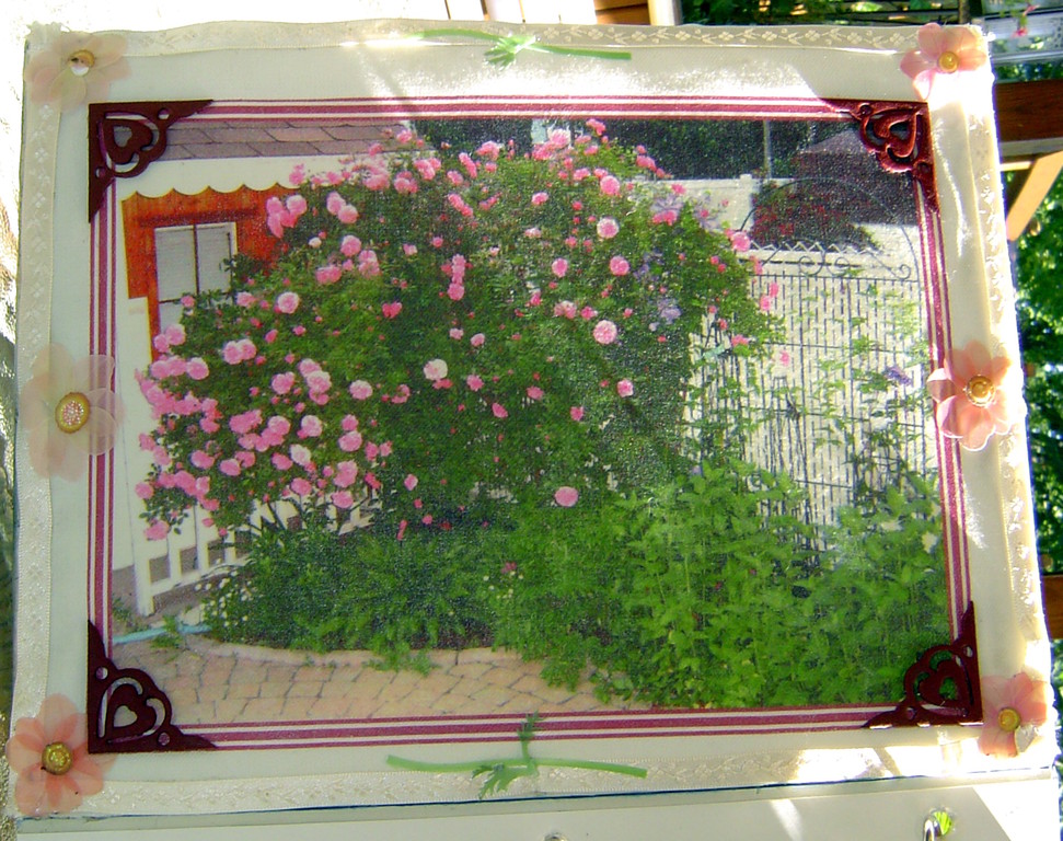 Transfert d'image sur tissus d'une photo de jardin collé sur une page du livre.