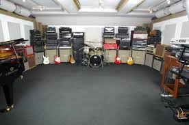 Nice rehearsal room...Where are the cables ?!?!...