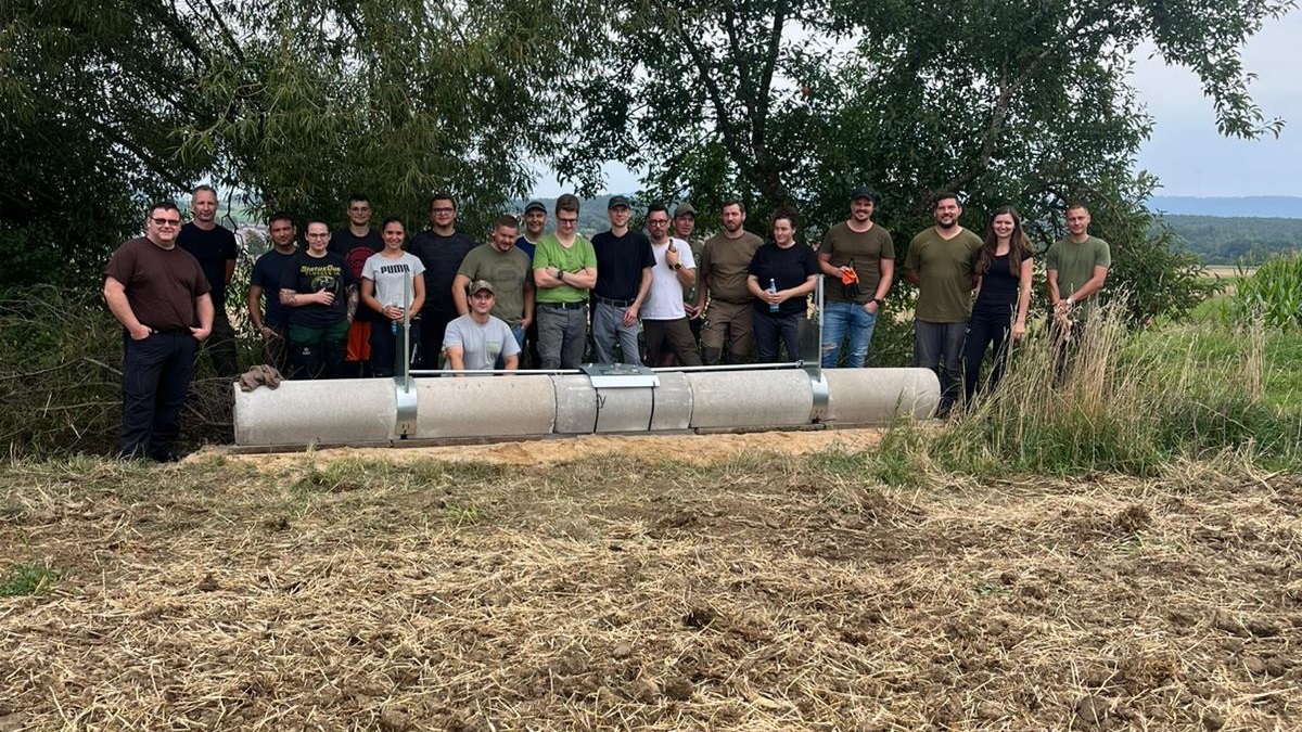 16.08.25: Angehende Jungjäger/innen platzieren in der Praxisausbildung gemeinsam eine Betonrohrfalle im GJR Kruppach